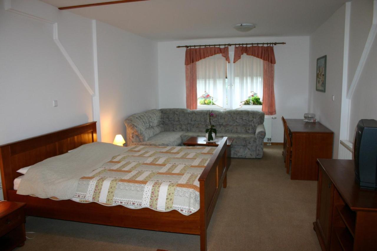 Gostisce - Guest House Stari Hrast 柳托梅尔 客房 照片