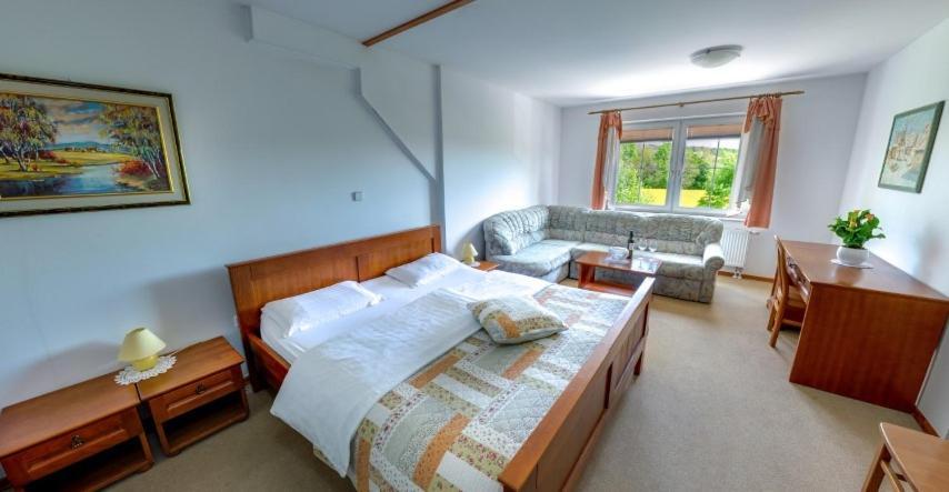 Gostisce - Guest House Stari Hrast 柳托梅尔 外观 照片